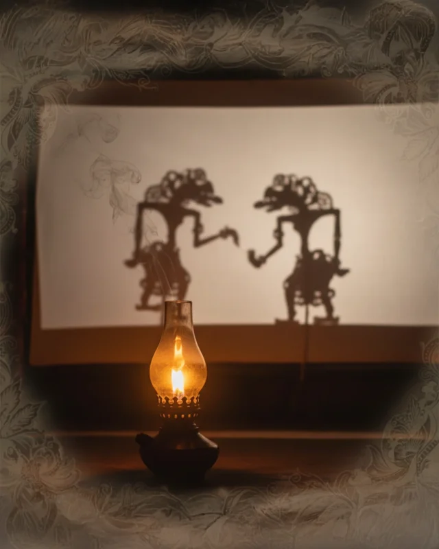 Wayang: Cermin Laku - Wejangan Ky Tutur untuk Menang Perang Batin - Kaweruh Jawa Filosofi Wayang Lampu blencong menerangi kelir wayang; bayang-bayang tokoh menari lembut sebagai metafora perang batin